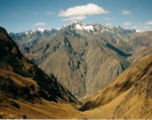 Andes-Mountain-310x245-300x237 Oito morrem nos Andes, no Peru, em acidente entre carro e trailer