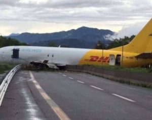 aviao-310x245-300x237 Avião derrapa, fecha aeroporto e interdita estrada na Itália