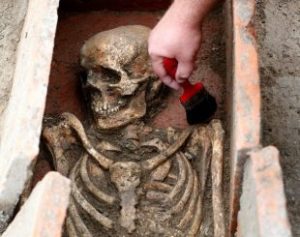 esqueleto2-1-310x245-300x237 Feitiços são encontrados com esqueletos ancestrais na Sérvia