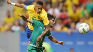 neymar-disputa-jogada-em-brasil-x-iraque-1470623020488_v2_900x506-300x169 Seleção sente pressão, só empata de novo e sofre "chuva de vaias" no DF