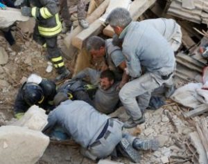 terremotoitalia6_getty-310x245-300x237 Sobe para 120 número de mortos em terremoto no centro da Itália
