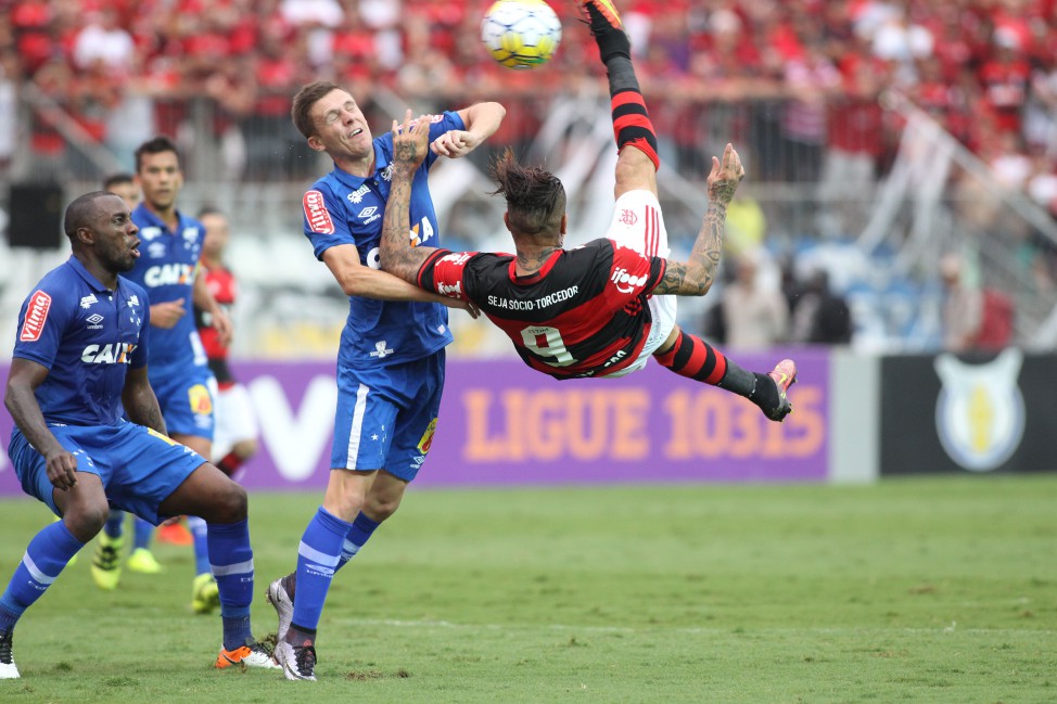20160925180925_0 Flamengo vence de virada e complica o Cruzeiro
