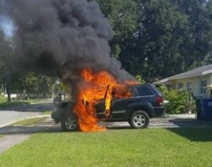 carro-1-310x245-300x237 Telefone celular explode e incendeia carro nos Estados Unidos