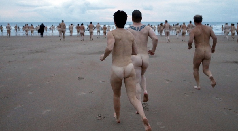 peladosss Todo mundo Nú: Centenas de pelados pulam no mar do Reino Unido em campanha