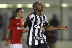20161012235612_0-300x200 Botafogo derrota o Internacional e entra no G-6