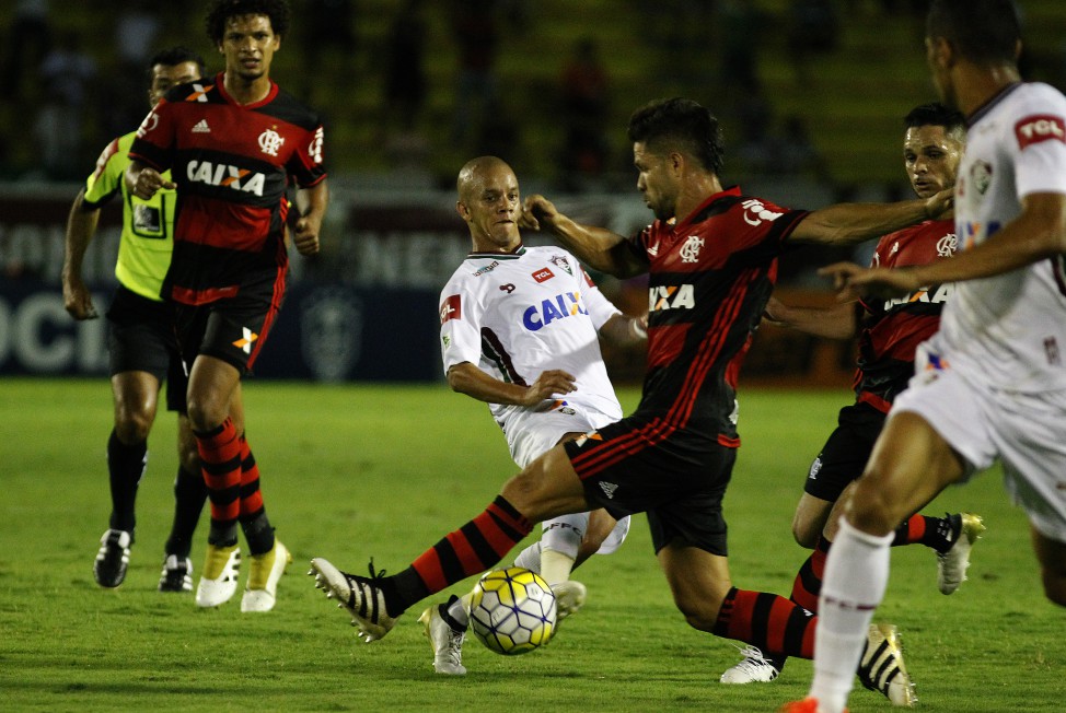 20161013231504_0 Flamengo vence o Flu, e Santos derrota o São Paulo