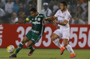 20161029214921_0-300x199 Santos vence o Palmeiras e chega ao terceiro lugar