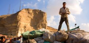 9out2016-reciclagem-no-egito-e-dominada-pela-minoria-crista-copta-1476049918169_615x300-300x146 Minoria cristã se torna "garimpeira do lixo" em busca de ascensão social no Egito