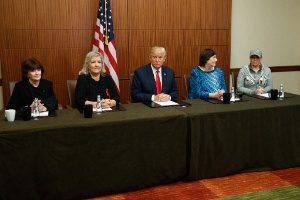 aaaa-300x200 Antes de debate, Trump faz evento com mulheres que acusaram Bill Clinton de assédio