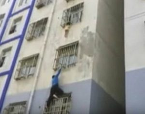 salvamento-310x245-300x237 Jovem escala prédio para salvar bebê pendurado em janela; vídeo