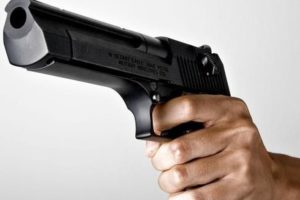tiro-300x200 Pai e filho são mortos a tiros dentro de carro na Paraíba