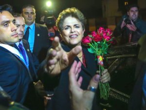 16305346-300x227 Após impeachment, Dilma leva vida reservada no RS; veja entrevista