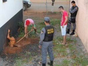 EG_qn31iqxaopiqgizlddqi4gfxnafv6vkc2ewrzqbbdmt4xlot-300x225 Preso fica entalado em buraco ao tentar fugir da cadeia no Mato Grosso