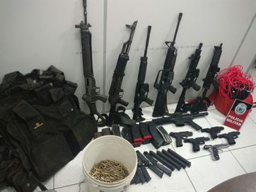aaa Arsenal com fuzis e pistolas, mais de 1500 munições e dinamites é apreendido pela PM na Paraíba