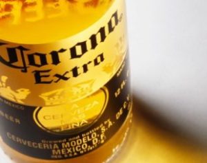 cerveja-corona-extra-fabricada-pelo-grupo-modelo-1360849653875_615x300-310x245-300x237 Dono de cervejaria morre e deixa R$ 8 mi para cada morador de vila natal