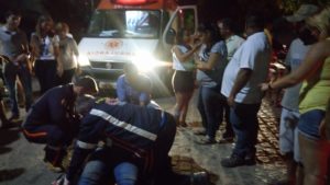 15322328_10208432679917689_1567791673_o-300x169 Jovem perde controle de moto e fica ferido em Monteiro