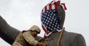 9abr2003-marine-cobre-cabeca-de-estatua-de-saddam-hussein-com-bandeira-americana-antes-de-derruba-la-em-praca-de-bagda-no-iraque-1483031142582_956x500-300x157 Legado de Saddam divide Iraque e atormenta EUA