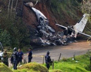 aviao-1-310x245-300x237 Queda de avião militar deixa ao menos dois mortos no México