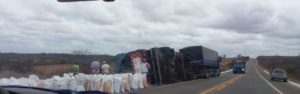 carreta-bitrem-300x94 Em Monteiro: Caminhão bitrem tomba após motorista perder controle do veículo