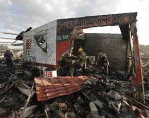 mexico-fireworks-expl-fran-310x245-300x237 Sobe para 36 o número de mortos por explosões em mercado no México