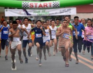 salto-alto-1-310x245-300x237 Dezenas disputam corrida com sapatos de salto alto nas Filipinas