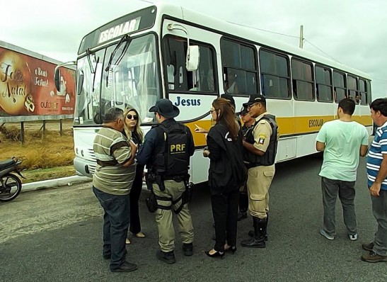 timthumb-23 Fiscalização flagra ônibus escolar do Cariri cobrando até R$ 50 para levar passageiros à praia