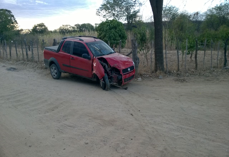 239c5227-b57e-4c94-b692-1c8f4a5d9ff8-Copy Em Monteiro: Homem perde o controle do carro e bate em árvore