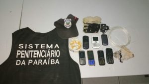 3dbe9b49-23ce-43b7-bf05-eae82d250cbf-300x169 Em Monteiro: Bandidos tentam arremessar celulares para dentro de cadeia