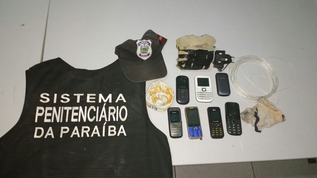 3dbe9b49-23ce-43b7-bf05-eae82d250cbf Em Monteiro: Bandidos tentam arremessar celulares para dentro de cadeia
