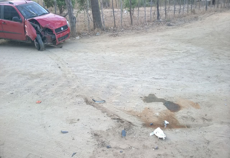 acidente-fiat-estrada-Copy Em Monteiro: Homem perde o controle do carro e bate em árvore