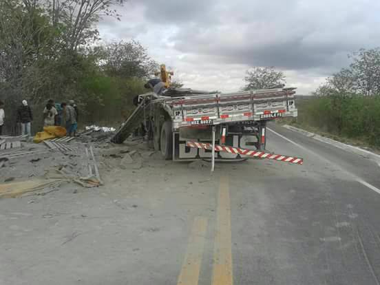 caminhao-capotou Caminhão capota e duas pessoas morrem na BR-412 entre Monteiro e Sumé