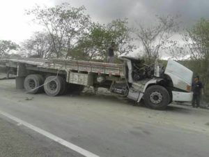 caminhao-capotou.jpg-02-300x225 Caminhão capota e duas pessoas morrem na BR-412 entre Monteiro e Sumé