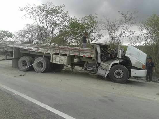 caminhao-capotou.jpg-02 Caminhão capota e duas pessoas morrem na BR-412 entre Monteiro e Sumé