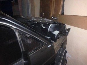 carro_sjc-300x225-300x225 Motorista visivelmente embriagado quase entra em uma casa no centro de São João do Cariri