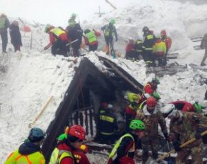 italia-avalanche-300x237 Número de mortos em hotel soterrado na Itália sobe para 23