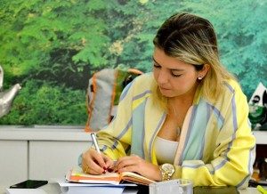lorena_despacho_gab1-300x218-300x218 Prefeita de Monteiro reduz o próprio salário e anuncia contenção de despesas