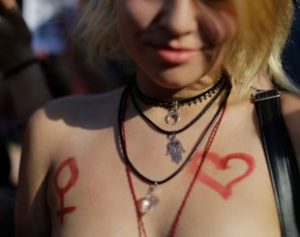 argentina-breast-prot-fran-1-310x245-1-300x237 Toplessaço’ reúne multidão no centro de Bueno Aires