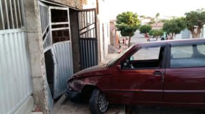 carro-colide-em-sume-300x167 Carro colide contra casa e deixa motorista ferido em Sumé