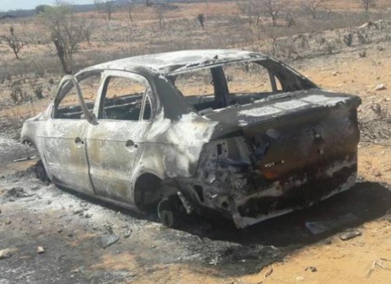 timthumb-14 Carro furtado durante festa é encontrado queimado na zona rural de Sumé