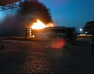 nibus-1-310x245-300x237 Ônibus com universitários de Guarabira pega fogo na BR-230