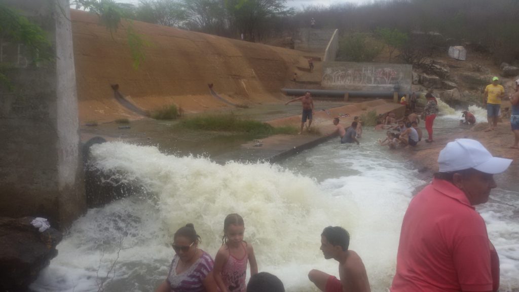 20170312_140420-1024x576 Centenas de pessoas visitan Barragem de São José no município de Monteiro neste Domingo.