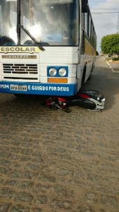 acidente-entre-onibus-e-moto-169x300 Colisão entre ônibus e moto deixa uma pessoa ferida em Monteiro