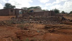 casas-em-zabele-300x169 Chuva e ventos fortes causa estragos e derruba casa em construção em Zabelê