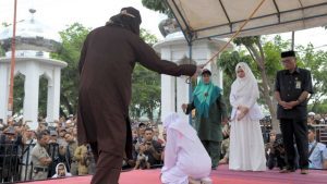mulher-recebe-chibatada-indonesia-300x169-300x169 Casal é açoitado na Indonésia por ter se aproximado fora do casamento
