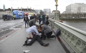 mundo-300x186 Agressor mata 3, fere 20 e é morto na região do Parlamento em Londres