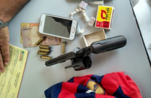 Sem-título-1-400x259-300x194 Polícia prende dupla com arma e drogas em Monteiro