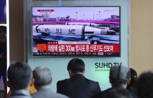 south-korea-north-kor-fran-300x192-300x192 Pyongyang exibe possível novo míssil de longo alcance em desfile militar