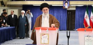 19mai2017-aiatola-ali-khamenei-lider-supremo-do-ira-vota-durante-as-eleicoes-presidenciais-no-pais-1495196504964_615x300-300x146 Por que as eleições presidenciais do Irã são tão importantes para o mundo?