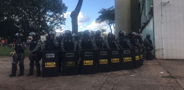 24mai2017-oficiais-da-forca-nacional-fazem-cordao-de-protecao-no-ministerio-da-fazenda-1495655120291_615x300 Temer convoca tropas federais para Brasília e chama protesto de "baderna"