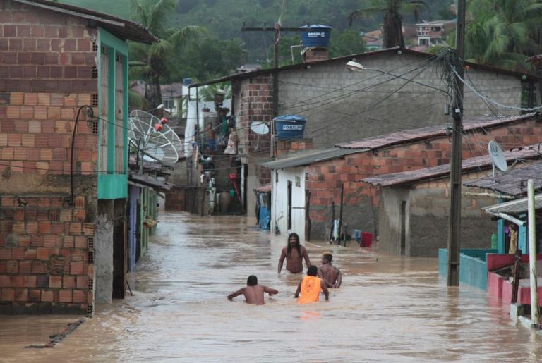Chuva_PE-768x515 Pernambuco tem mais de dez cidades em estado de calamidade por conta das chuvas